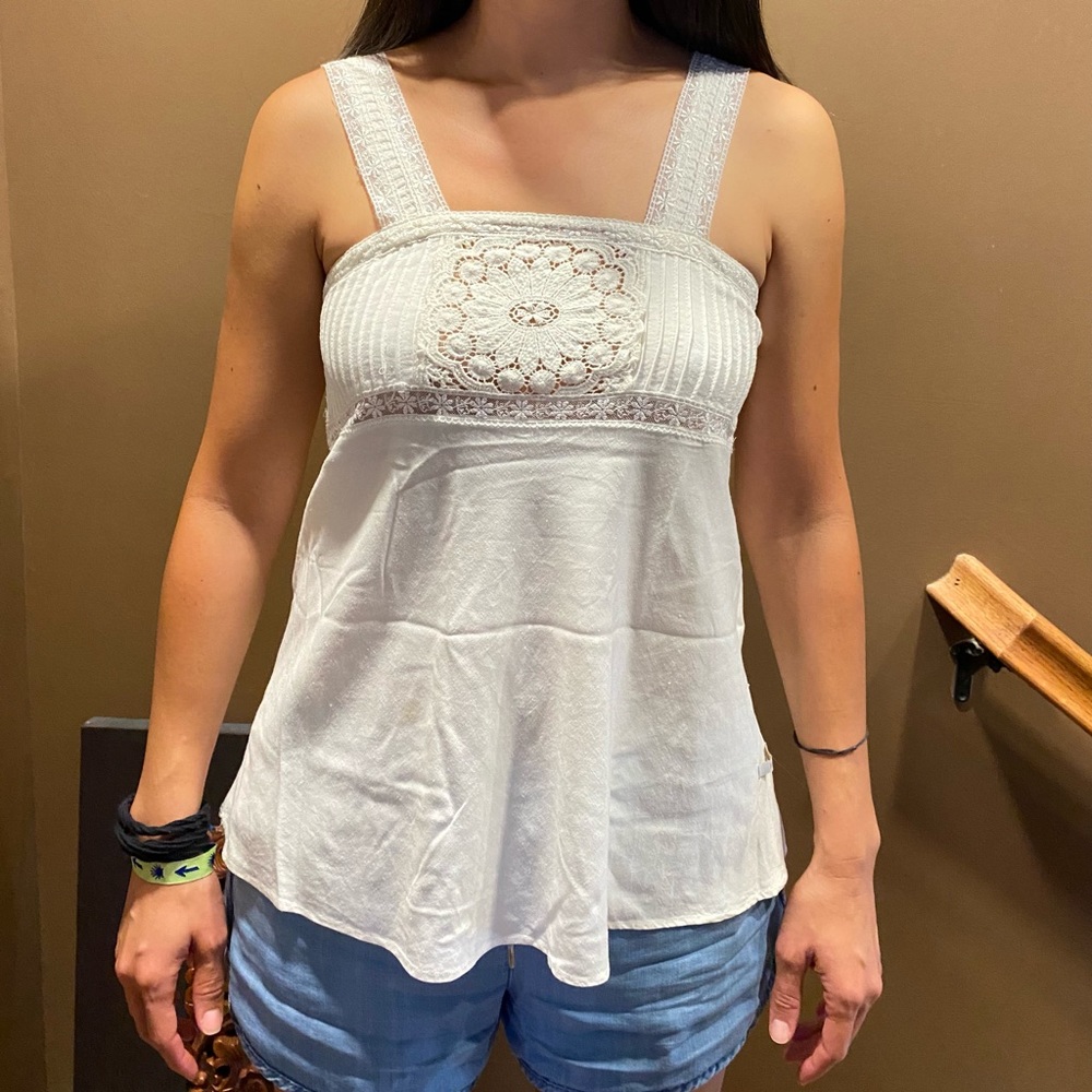 💙 Bayo lacy sleeveless top